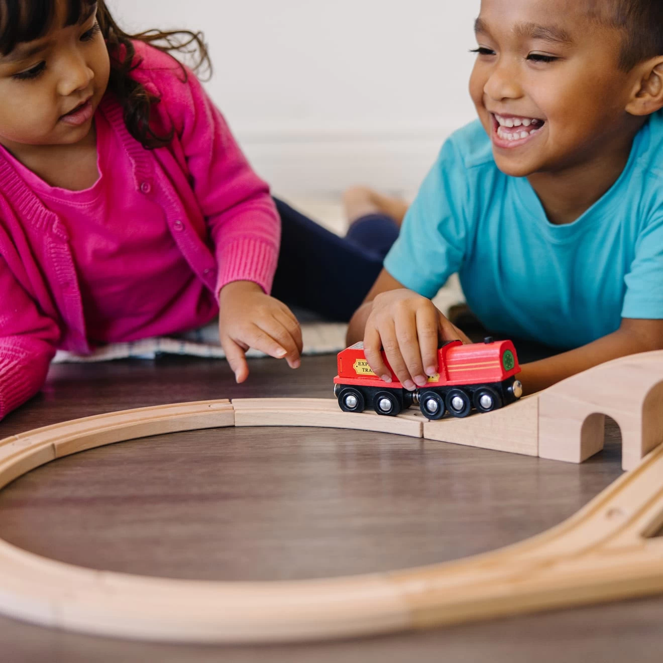 Melissa & Doug Figure 8 Train Set - Image 5