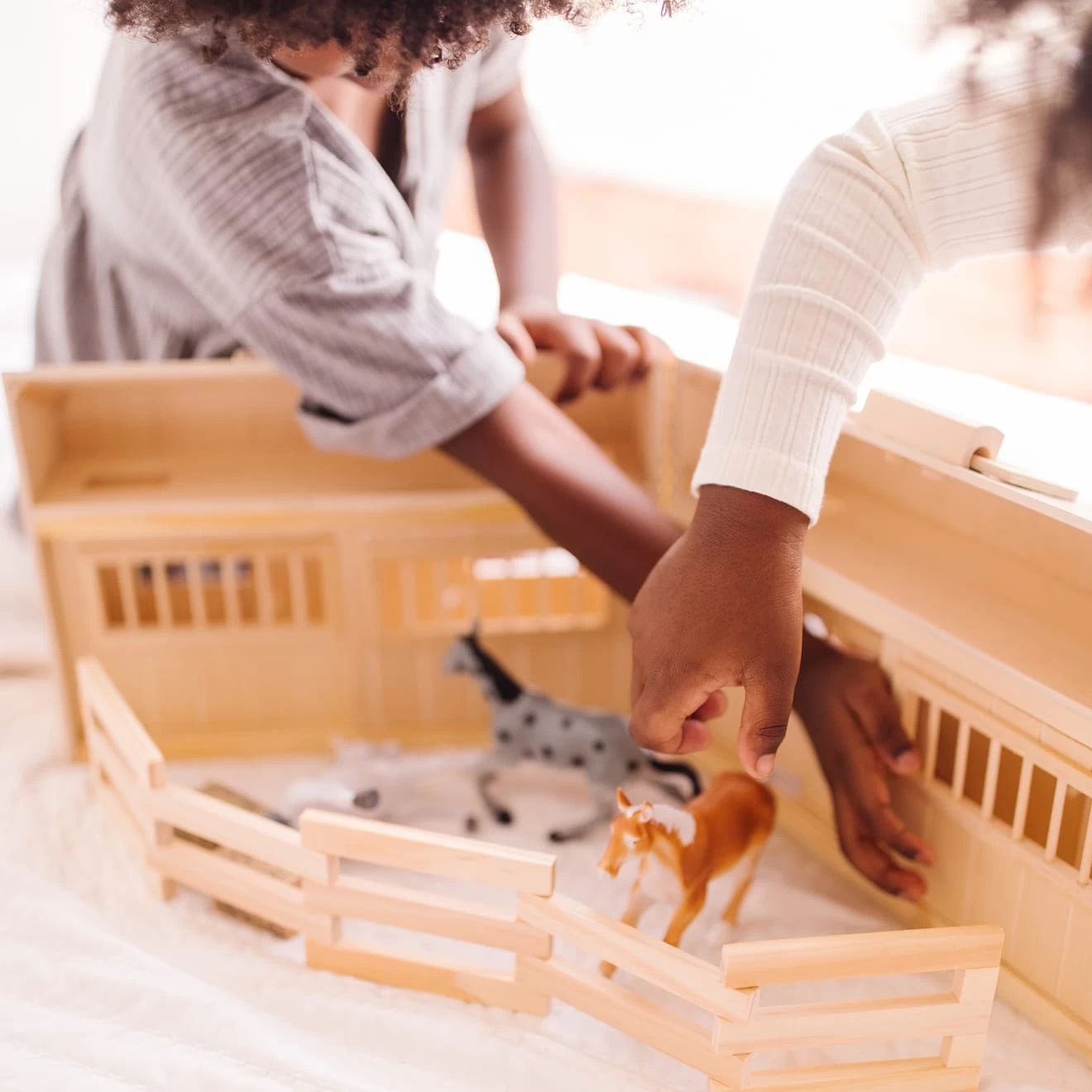 Melissa & Doug Fold & Go Stable - Image 6