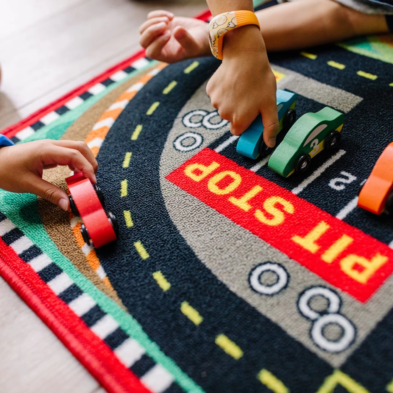 Melissa & Doug Round The Speedway Race Track Rug & Car Set - Image 5