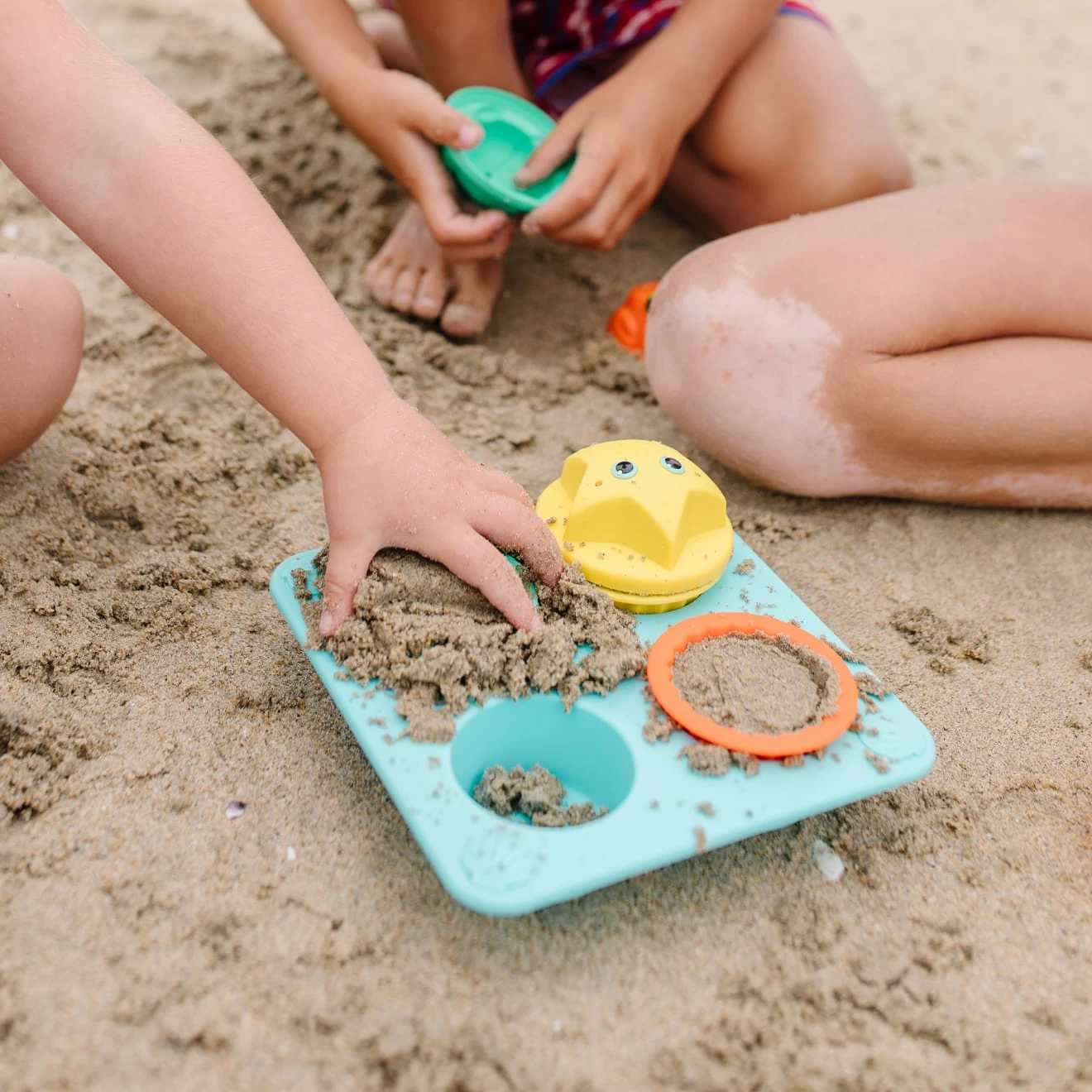 Melissa & Doug Seaside Sidekicks Sand Cupcake Set - Image 9