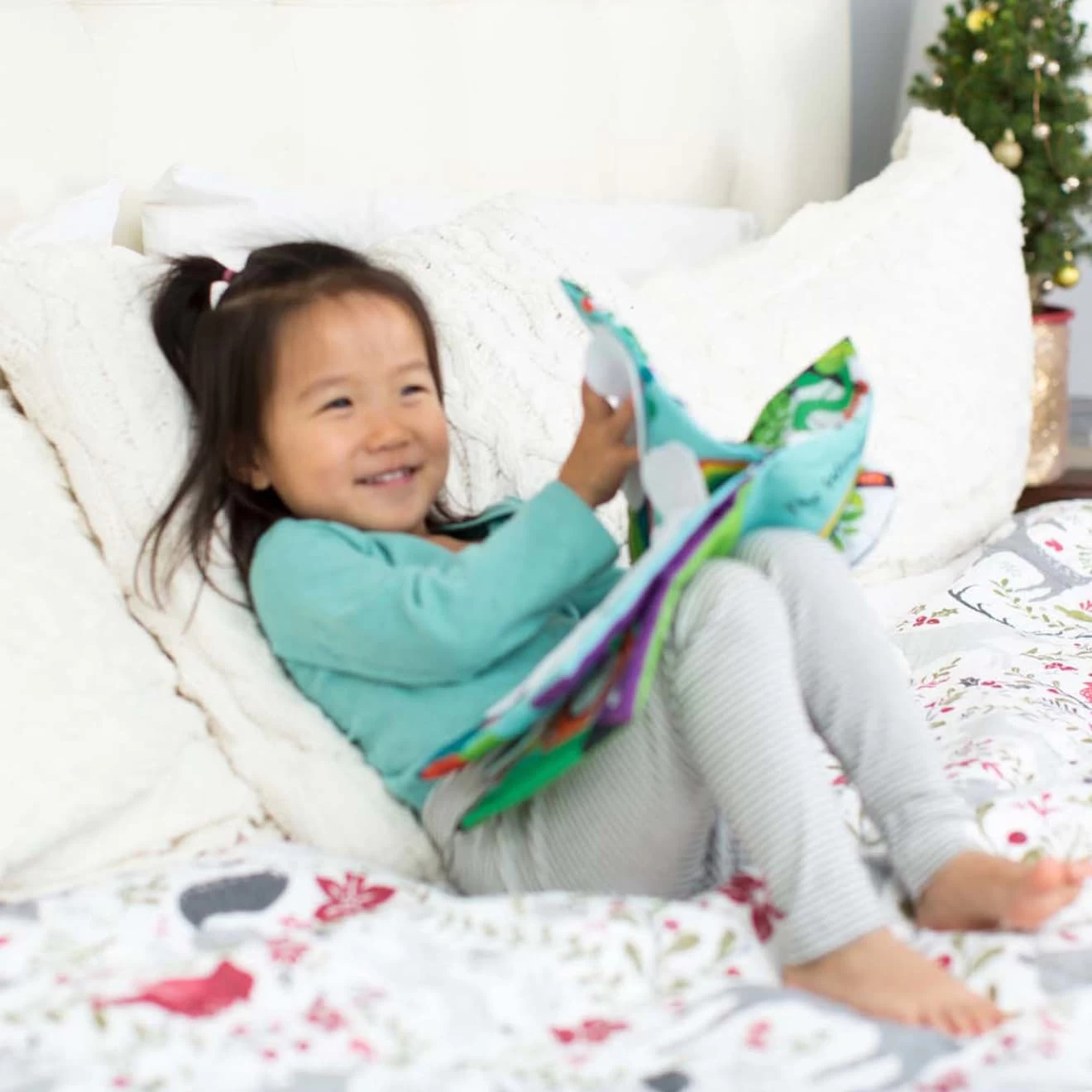 Melissa & Doug Soft Activity Book - The Wonderful World Of Peekaboo! - Image 2